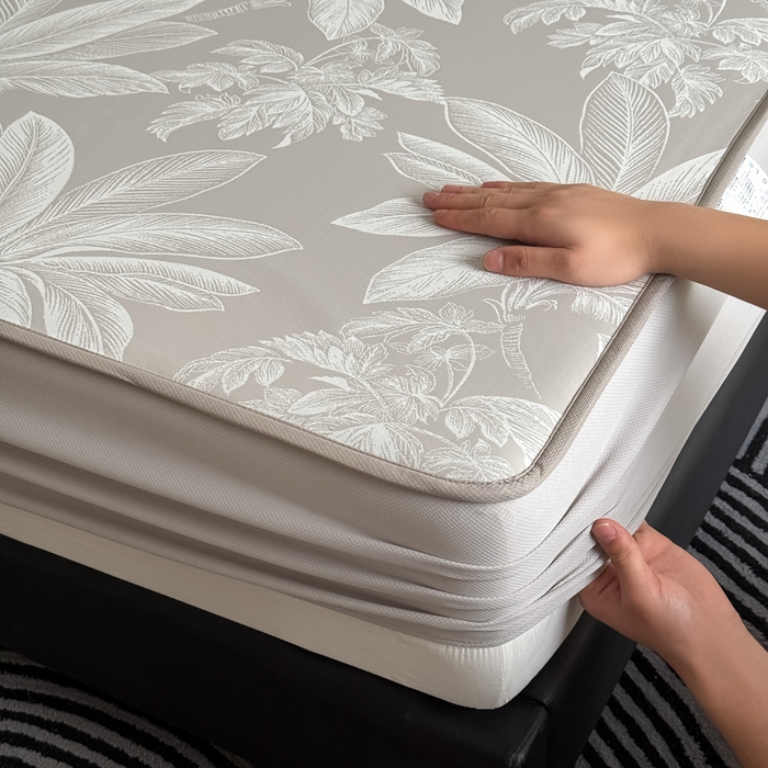 91家纺网 家纺一手货源 找家纺 九花鹿 2025新款A类PE凉感提花床笠款冰丝凉席软凉席可机洗可水洗 盆栽（米灰）