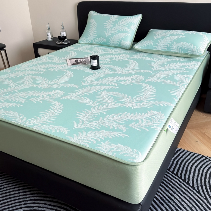 91家纺网 家纺一手货源 找家纺 九花鹿 2025新款A类PE凉感提花床笠款冰丝凉席软凉席可机洗可水洗 雪松之境（青绿）