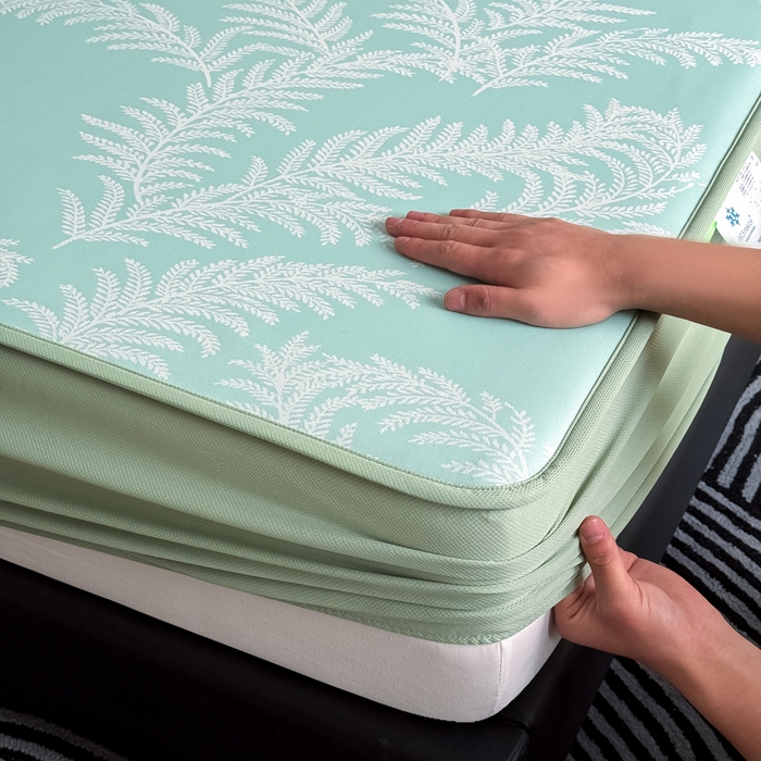 91家纺网 家纺一手货源 找家纺 九花鹿 2025新款A类PE凉感提花床笠款冰丝凉席软凉席可机洗可水洗 雪松之境（青绿）