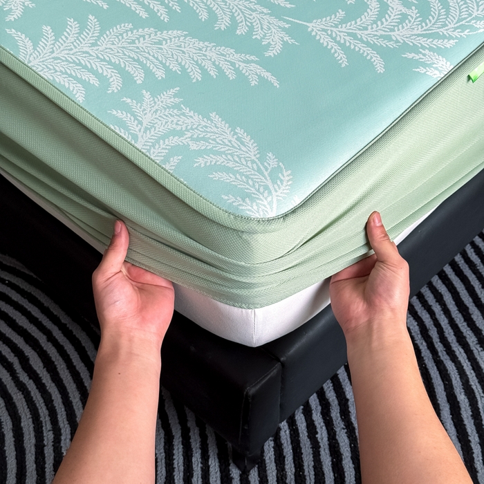 91家纺网 家纺一手货源 找家纺 九花鹿 2025新款A类PE凉感提花床笠款冰丝凉席软凉席可机洗可水洗 雪松之境（青绿）