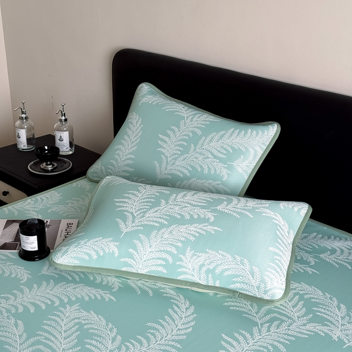 91家纺网 家纺一手货源 找家纺 九花鹿 2025新款A类PE凉感提花床笠款冰丝凉席软凉席可机洗可水洗 雪松之境（青绿）