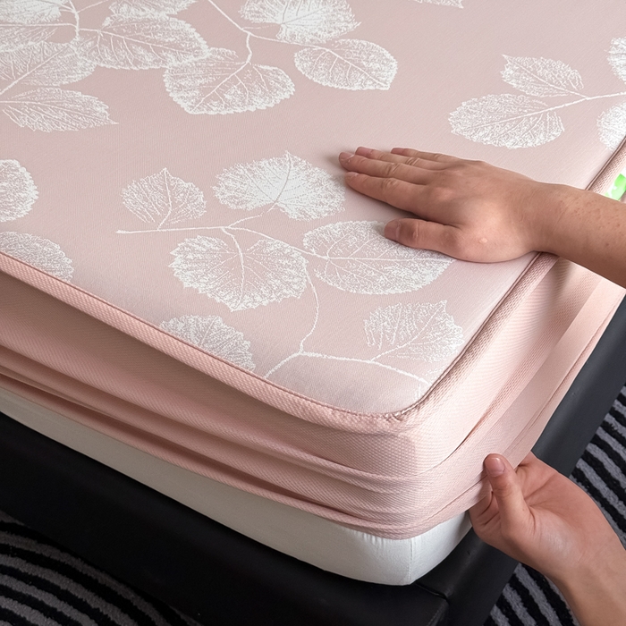 91家纺网 家纺一手货源 找家纺 九花鹿 2025新款A类PE凉感提花床笠款冰丝凉席软凉席可机洗可水洗 叶语（樱花粉）