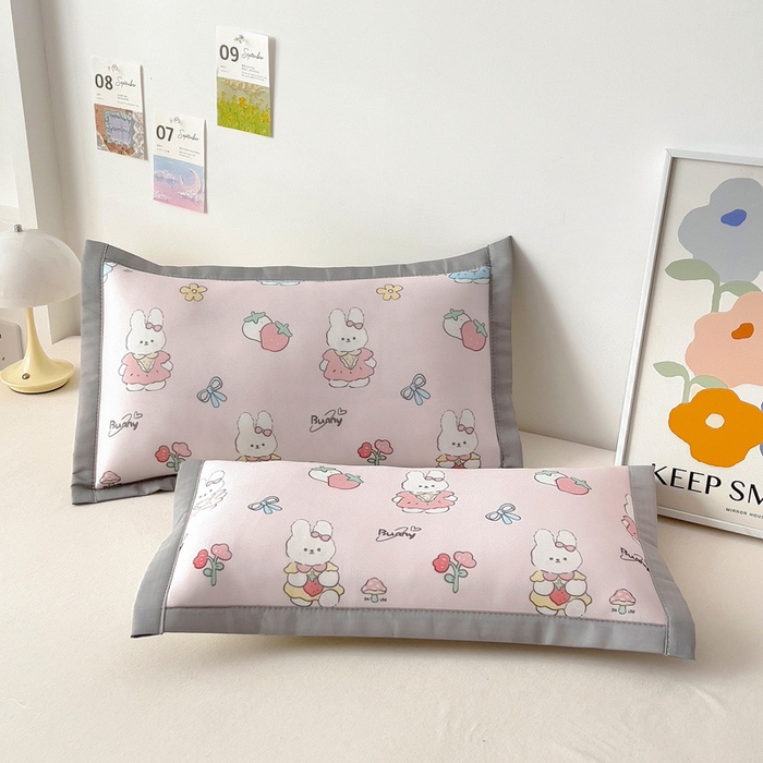 91家纺网 家纺一手货源 找家纺 乐秀家纺 2025春夏新款碳光冰丝儿童凉席枕套 草莓小兔