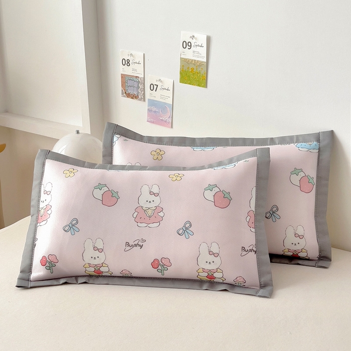 91家纺网 家纺一手货源 找家纺 乐秀家纺 2025春夏新款碳光冰丝儿童凉席枕套 草莓小兔