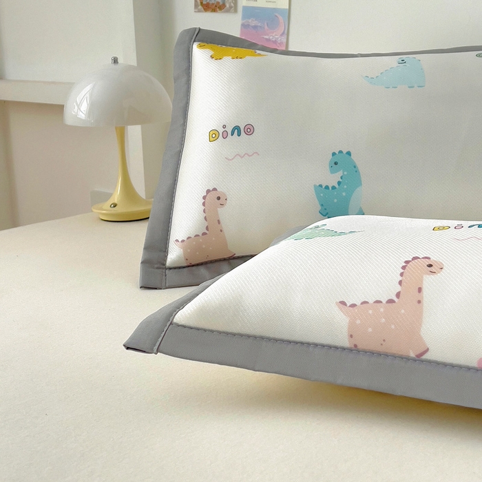 91家纺网 家纺一手货源 找家纺 乐秀家纺 2025春夏新款碳光冰丝儿童凉席枕套 炫彩恐龙