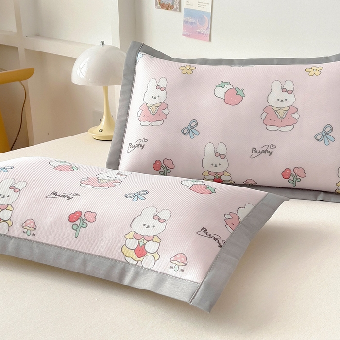 91家纺网 家纺一手货源 找家纺 乐秀家纺 2025春夏新款碳光冰丝儿童凉席枕套 草莓小兔