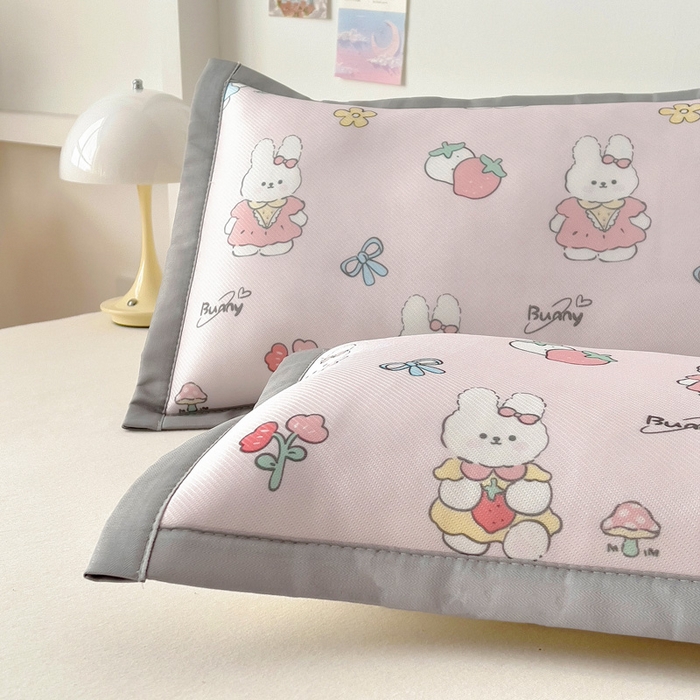 91家纺网 家纺一手货源 找家纺 乐秀家纺 2025春夏新款碳光冰丝儿童凉席枕套 草莓小兔