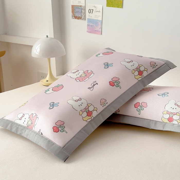 91家纺网 家纺一手货源 找家纺 乐秀家纺 2025春夏新款碳光冰丝儿童凉席枕套 草莓小兔