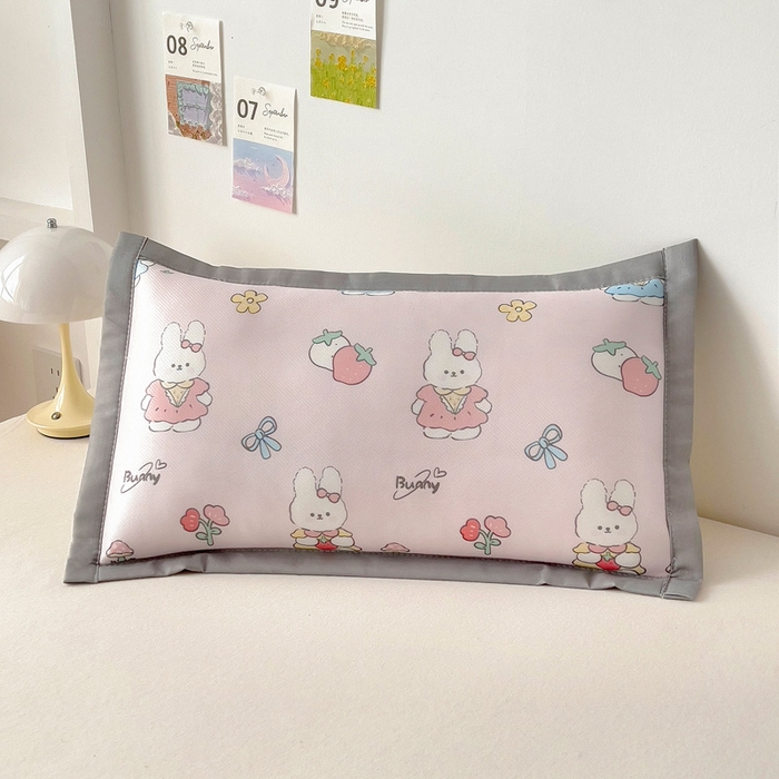 91家纺网 家纺一手货源 找家纺 乐秀家纺 2025春夏新款碳光冰丝儿童凉席枕套 草莓小兔