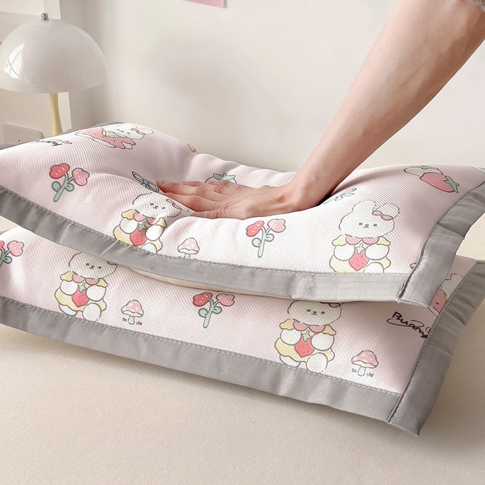 91家纺网 家纺一手货源 找家纺 乐秀家纺 2025春夏新款碳光冰丝儿童凉席枕套 草莓小兔