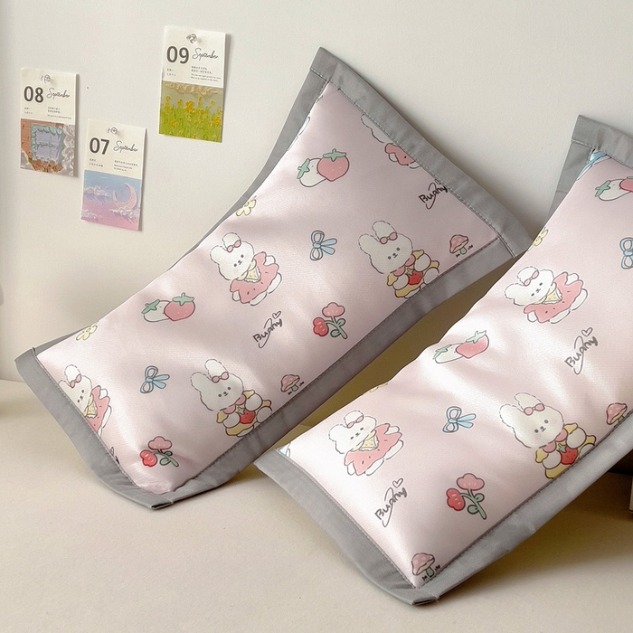 91家纺网 家纺一手货源 找家纺 乐秀家纺 2025春夏新款碳光冰丝儿童凉席枕套 草莓小兔