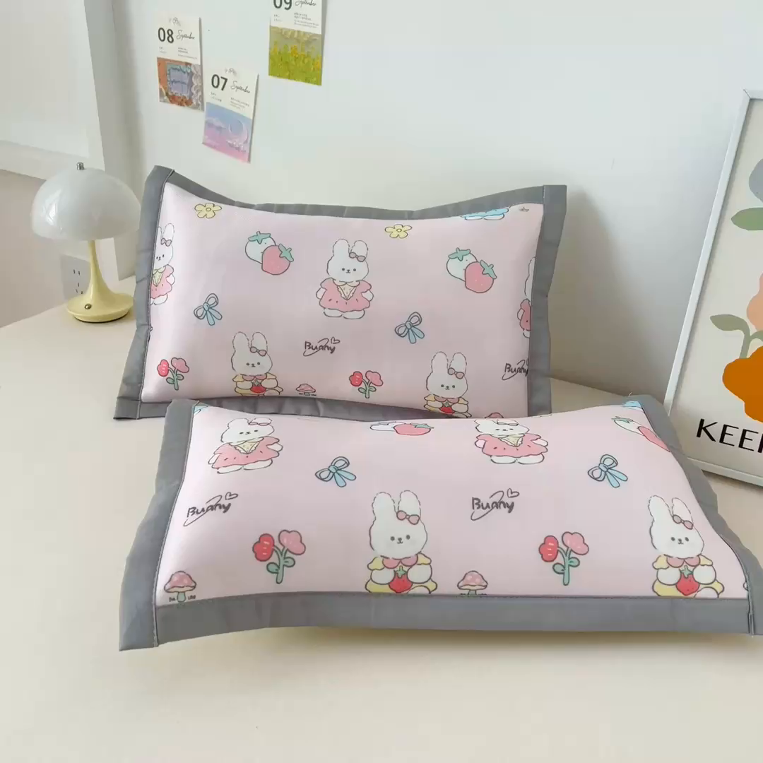 91家纺网 家纺一手货源 找家纺 乐秀家纺 2025春夏新款碳光冰丝儿童凉席枕套 草莓小兔