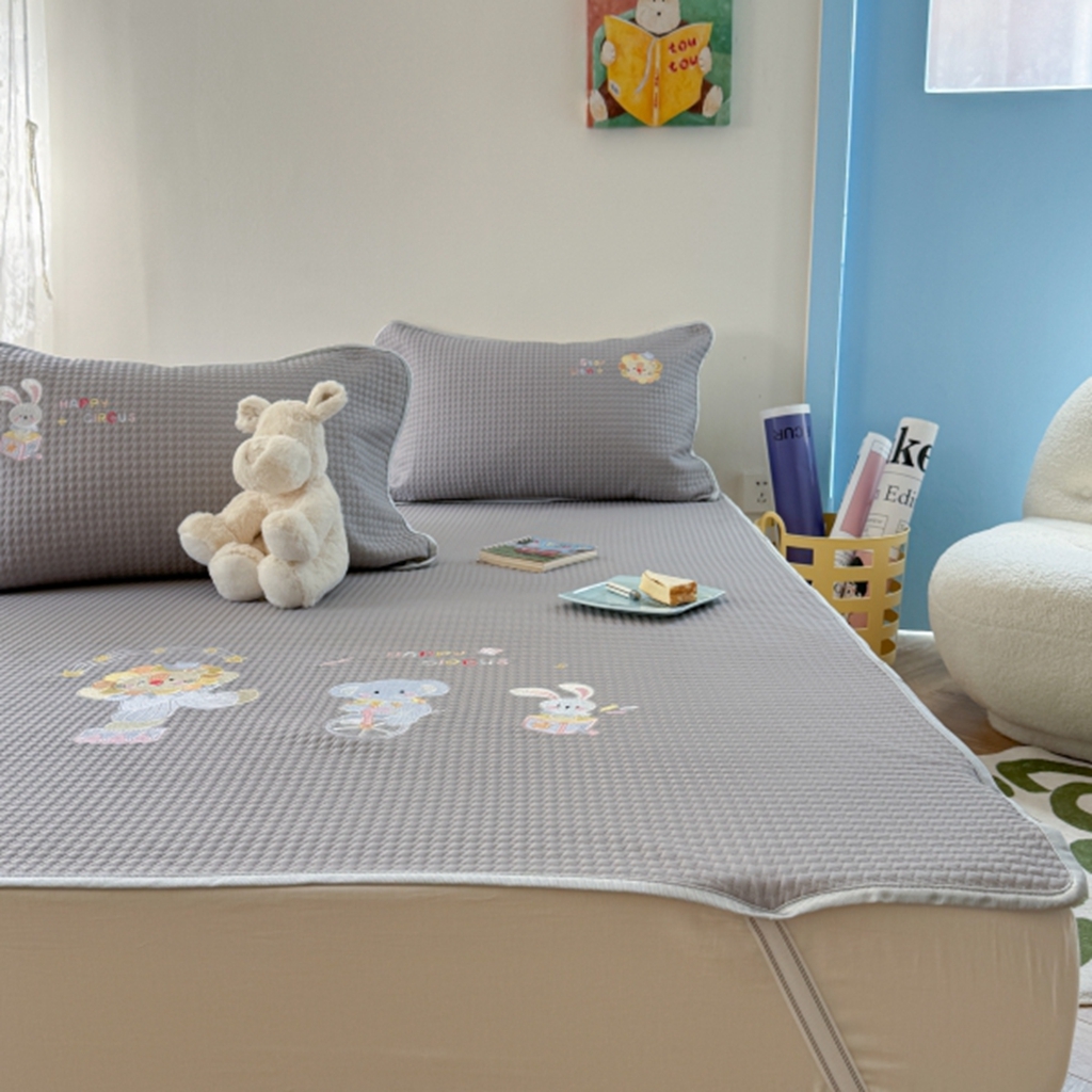 91家纺网 家纺一手货源 找家纺 柚子YOUTH 2025新款亲肤舒适冰豆豆凉感凉席席子 马戏团(绑带款）