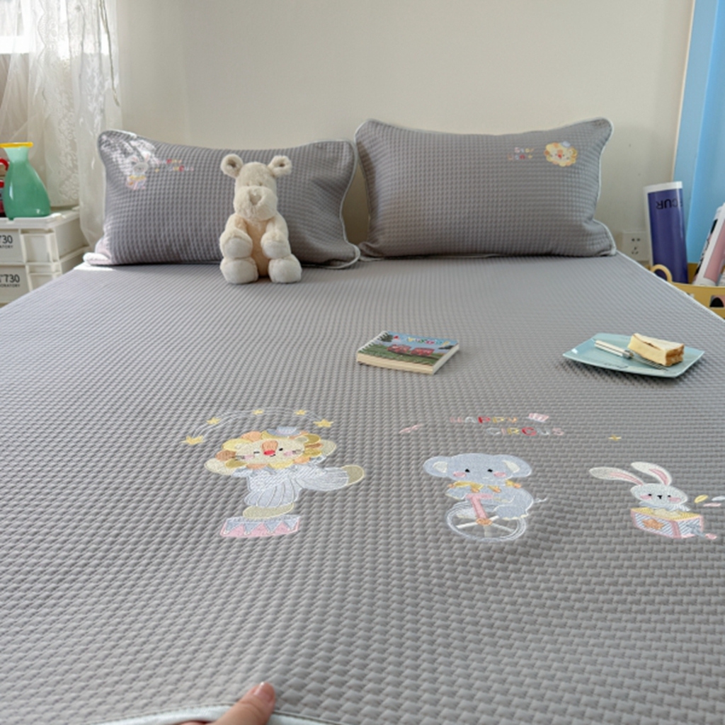 91家纺网 家纺一手货源 找家纺 柚子YOUTH 2025新款亲肤舒适冰豆豆凉感凉席席子 马戏团(绑带款）