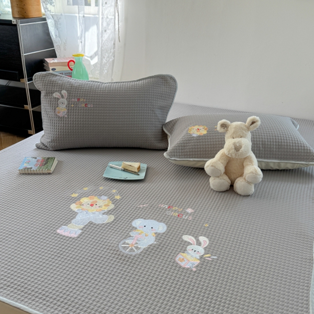 91家纺网 家纺一手货源 找家纺 柚子YOUTH 2025新款亲肤舒适冰豆豆凉感凉席席子 马戏团(绑带款）