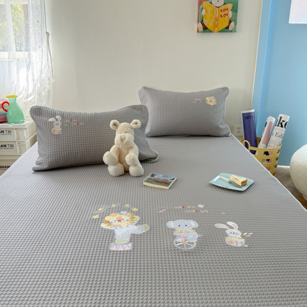 91家纺网 家纺一手货源 找家纺 柚子YOUTH 2025新款亲肤舒适冰豆豆凉感凉席席子 马戏团(绑带款）