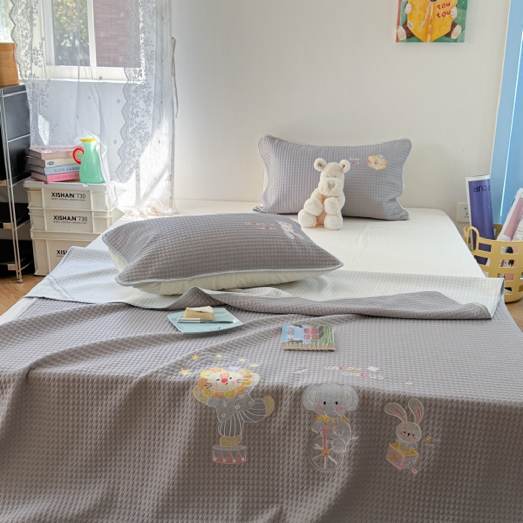 91家纺网 家纺一手货源 找家纺 柚子YOUTH 2025新款亲肤舒适冰豆豆凉感凉席席子 马戏团(绑带款）