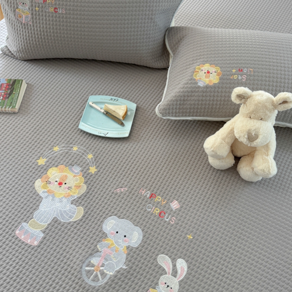 91家纺网 家纺一手货源 找家纺 柚子YOUTH 2025新款亲肤舒适冰豆豆凉感凉席席子 马戏团(绑带款）