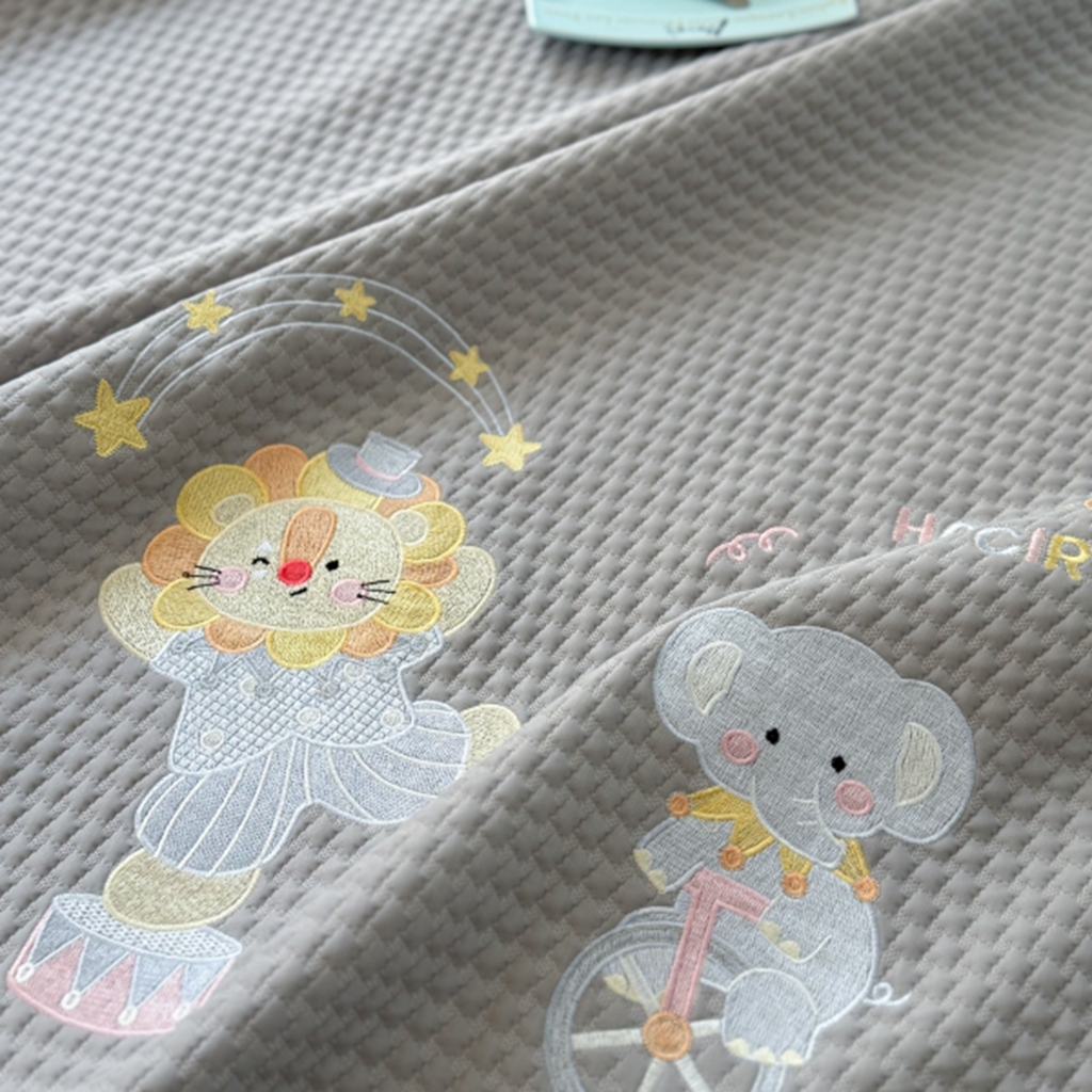 91家纺网 家纺一手货源 找家纺 柚子YOUTH 2025新款亲肤舒适冰豆豆凉感凉席席子 马戏团(绑带款）