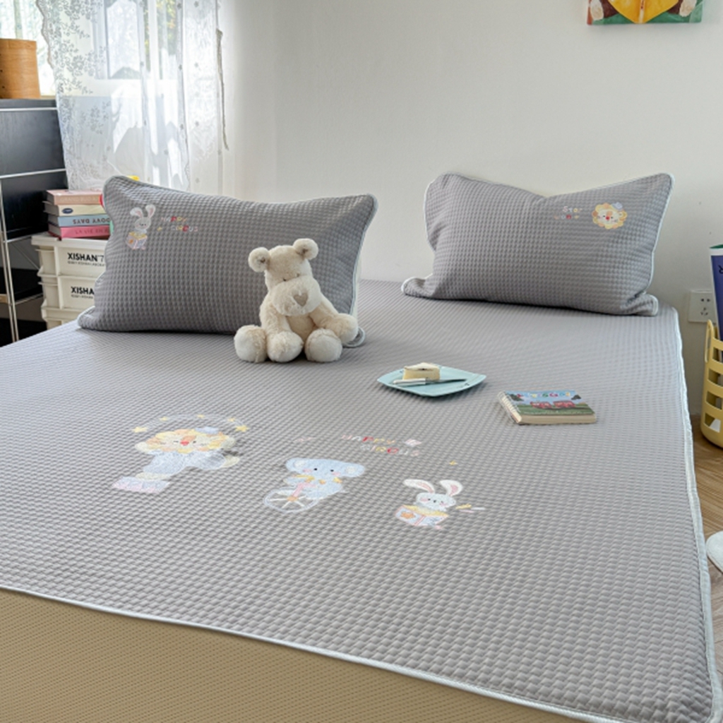 91家纺网 家纺一手货源 找家纺 柚子YOUTH 2025新款亲肤舒适冰豆豆凉感凉席席子 马戏团(绑带款）