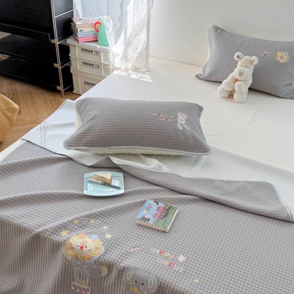 91家纺网 家纺一手货源 找家纺 柚子YOUTH 2025新款亲肤舒适冰豆豆凉感凉席席子 马戏团(绑带款）