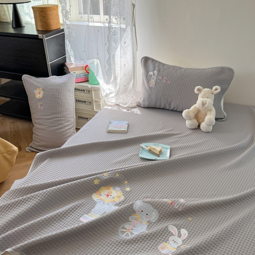 91家纺网 家纺一手货源 找家纺 柚子YOUTH 2025新款亲肤舒适冰豆豆凉感凉席席子 马戏团(绑带款）