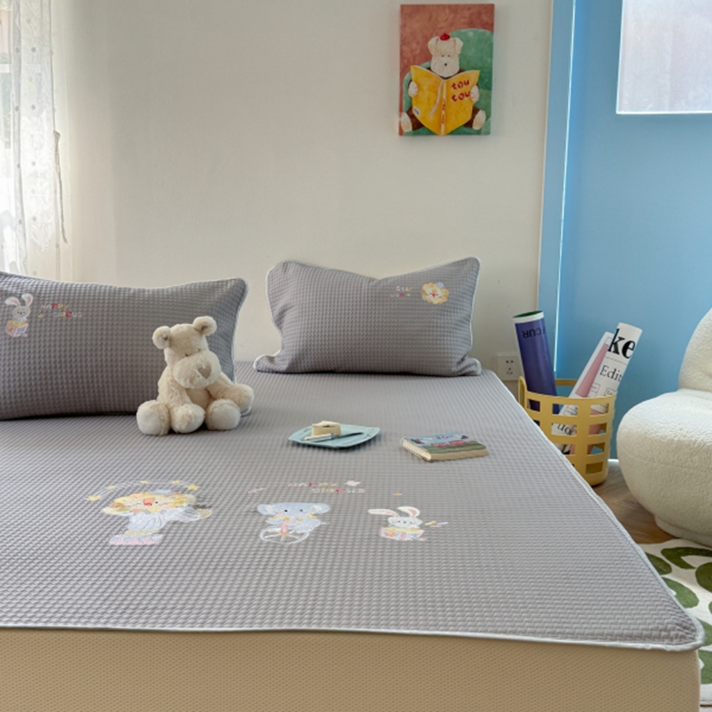 91家纺网 家纺一手货源 找家纺 柚子YOUTH 2025新款亲肤舒适冰豆豆凉感凉席席子 马戏团(绑带款）