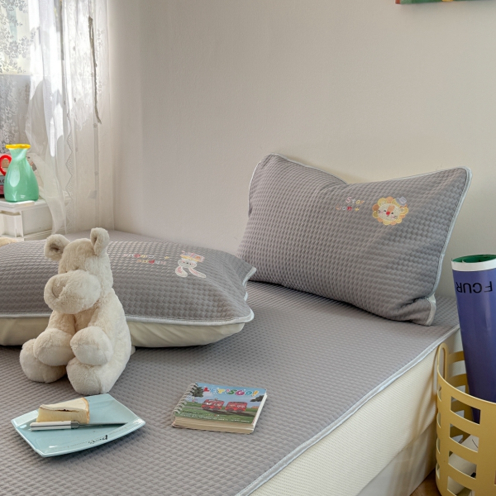 91家纺网 家纺一手货源 找家纺 柚子YOUTH 2025新款亲肤舒适冰豆豆凉感凉席席子 马戏团(绑带款）