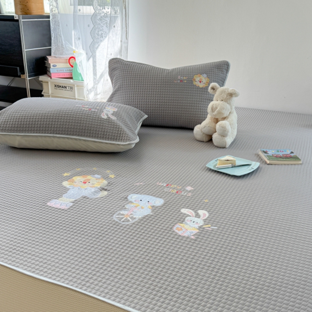 91家纺网 家纺一手货源 找家纺 柚子YOUTH 2025新款亲肤舒适冰豆豆凉感凉席席子 马戏团(绑带款）