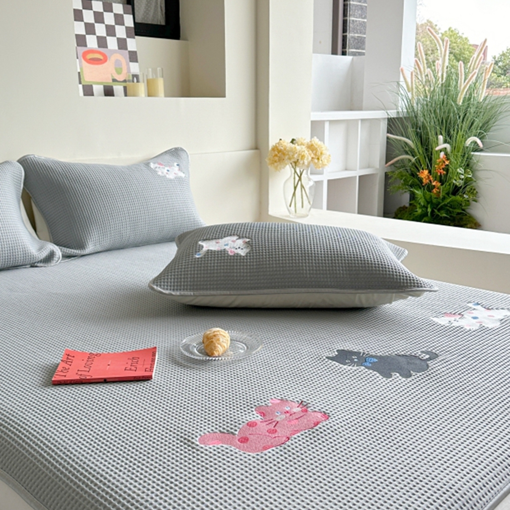 91家纺网 家纺一手货源 找家纺 柚子YOUTH 2025新款亲肤舒适冰豆豆凉感凉席席子 三只猫(绑带款）