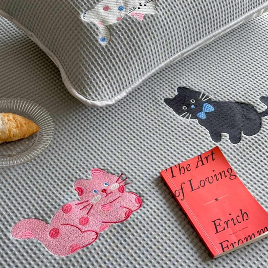 91家纺网 家纺一手货源 找家纺 柚子YOUTH 2025新款亲肤舒适冰豆豆凉感凉席席子 三只猫(绑带款）