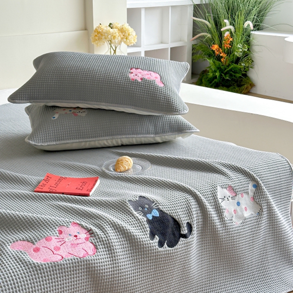 91家纺网 家纺一手货源 找家纺 柚子YOUTH 2025新款亲肤舒适冰豆豆凉感凉席席子 三只猫(绑带款）