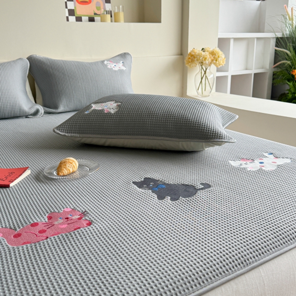 91家纺网 家纺一手货源 找家纺 柚子YOUTH 2025新款亲肤舒适冰豆豆凉感凉席席子 三只猫(绑带款）