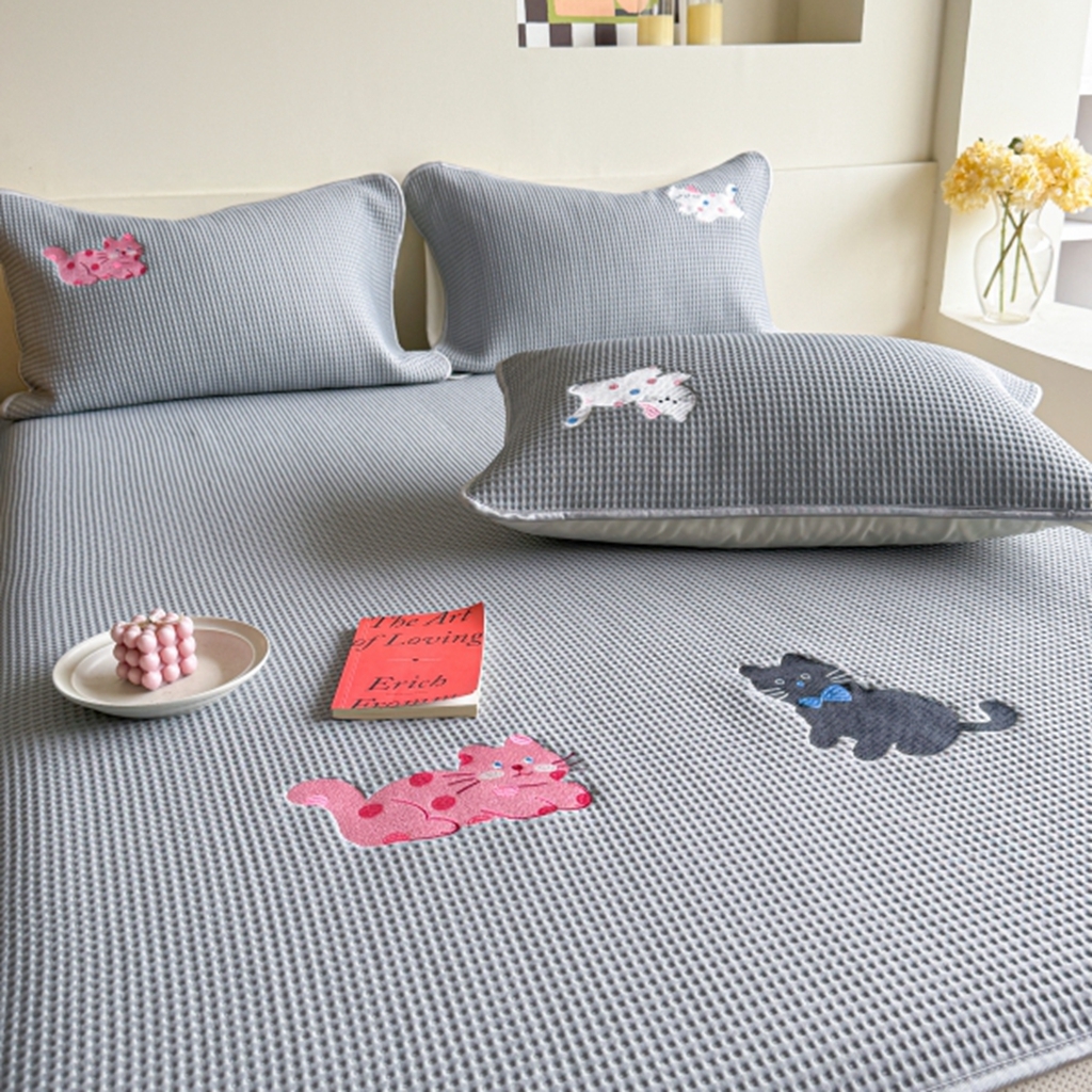 91家纺网 家纺一手货源 找家纺 柚子YOUTH 2025新款亲肤舒适冰豆豆凉感凉席席子 三只猫(绑带款）