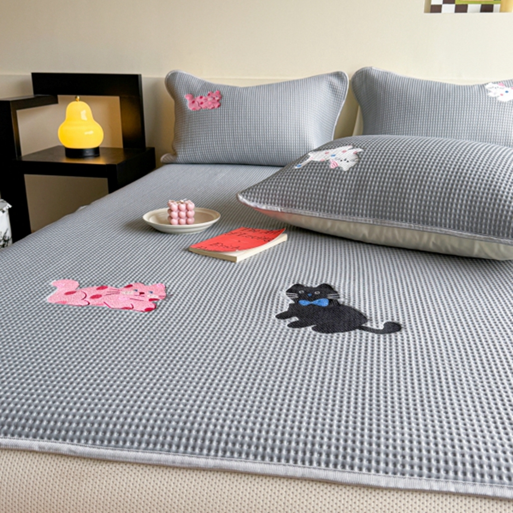 91家纺网 家纺一手货源 找家纺 柚子YOUTH 2025新款亲肤舒适冰豆豆凉感凉席席子 三只猫(绑带款）