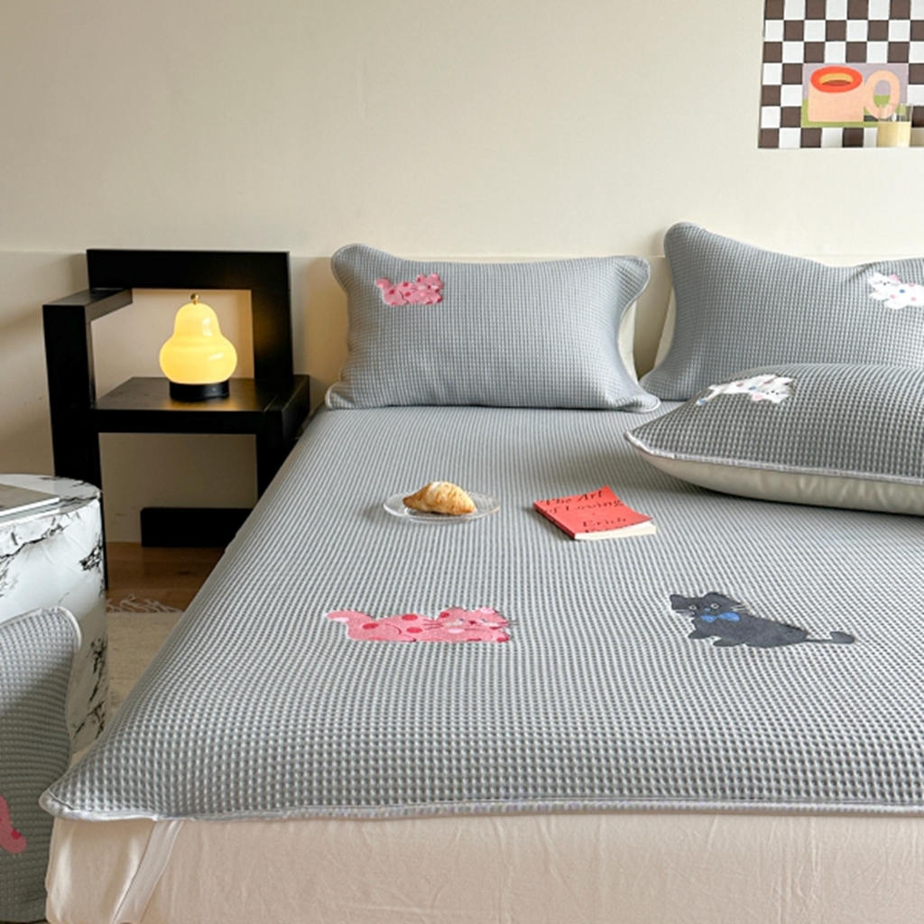 91家纺网 家纺一手货源 找家纺 柚子YOUTH 2025新款亲肤舒适冰豆豆凉感凉席席子 三只猫(绑带款）