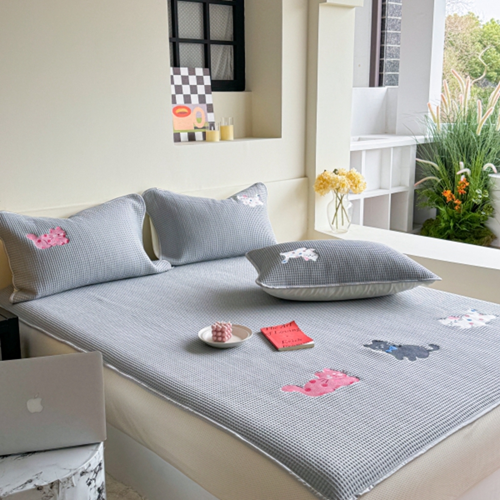 91家纺网 家纺一手货源 找家纺 柚子YOUTH 2025新款亲肤舒适冰豆豆凉感凉席席子 三只猫(绑带款）