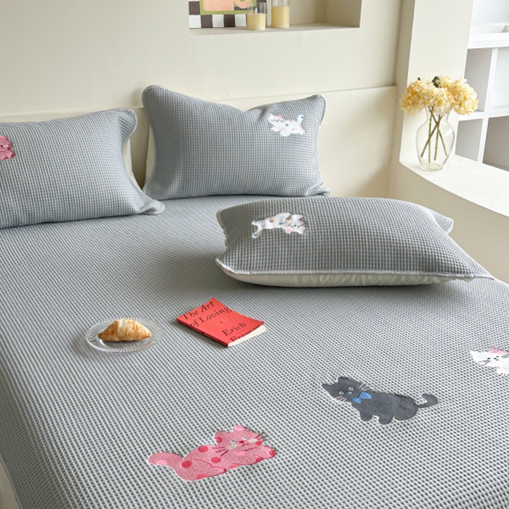 91家纺网 家纺一手货源 找家纺 柚子YOUTH 2025新款亲肤舒适冰豆豆凉感凉席席子 三只猫(绑带款）