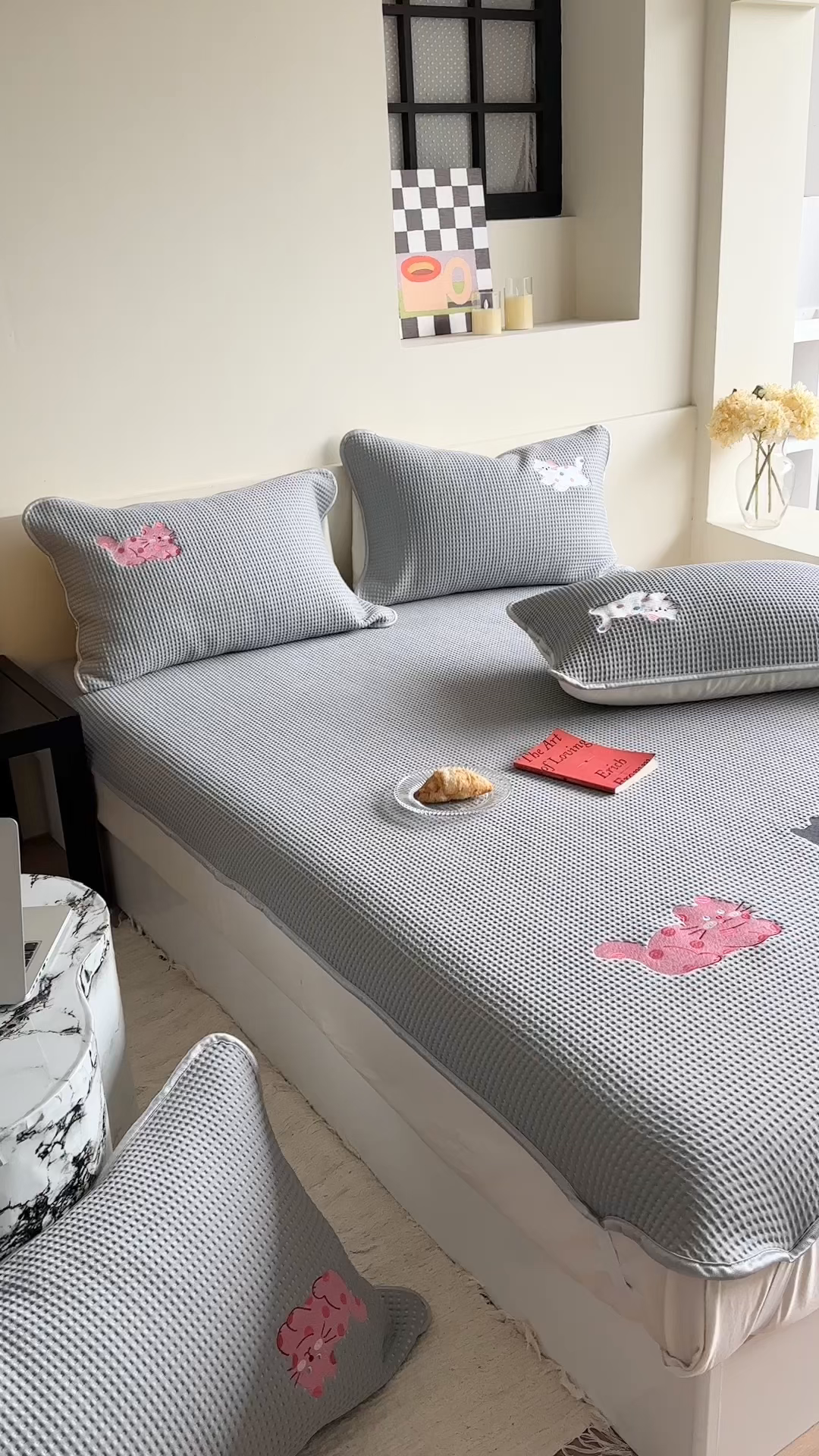 91家纺网 家纺一手货源 找家纺 柚子YOUTH 2025新款亲肤舒适冰豆豆凉感凉席席子 三只猫(绑带款）