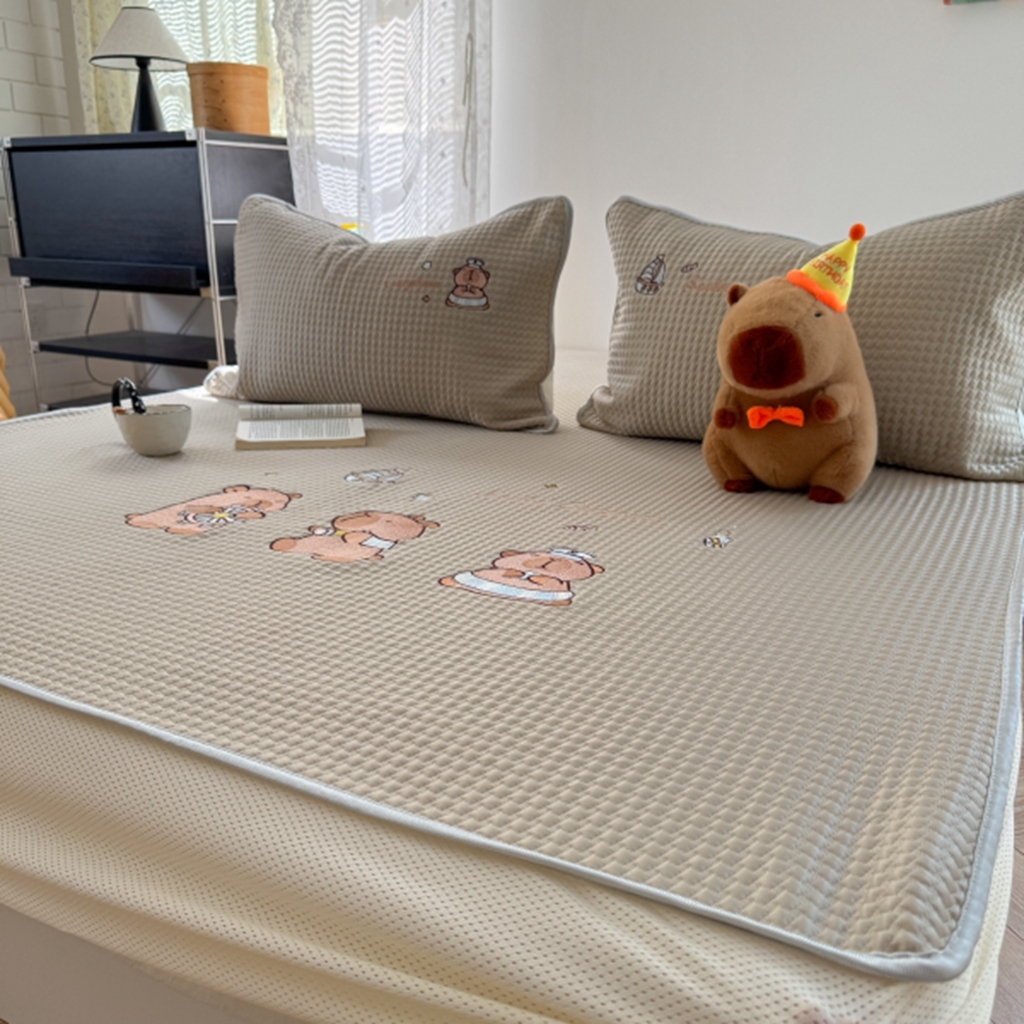 91家纺网 家纺一手货源 找家纺 柚子YOUTH 2025新款亲肤舒适冰豆豆凉感凉席席子 卡皮船长（床笠款）