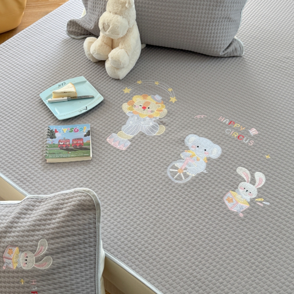 91家纺网 家纺一手货源 找家纺 柚子YOUTH 2025新款亲肤舒适冰豆豆凉感凉席席子 马戏团（床笠款）