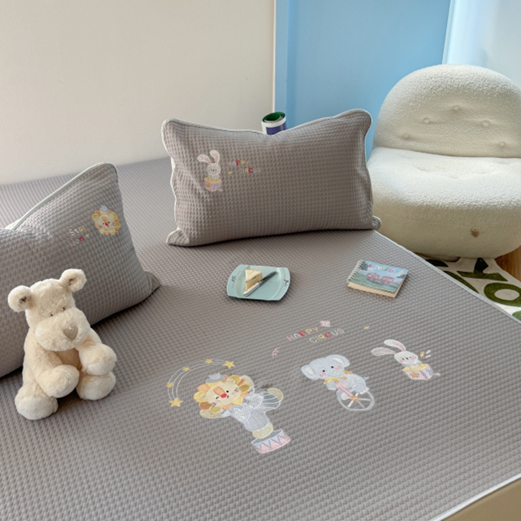 91家纺网 家纺一手货源 找家纺 柚子YOUTH 2025新款亲肤舒适冰豆豆凉感凉席席子 马戏团（床笠款）