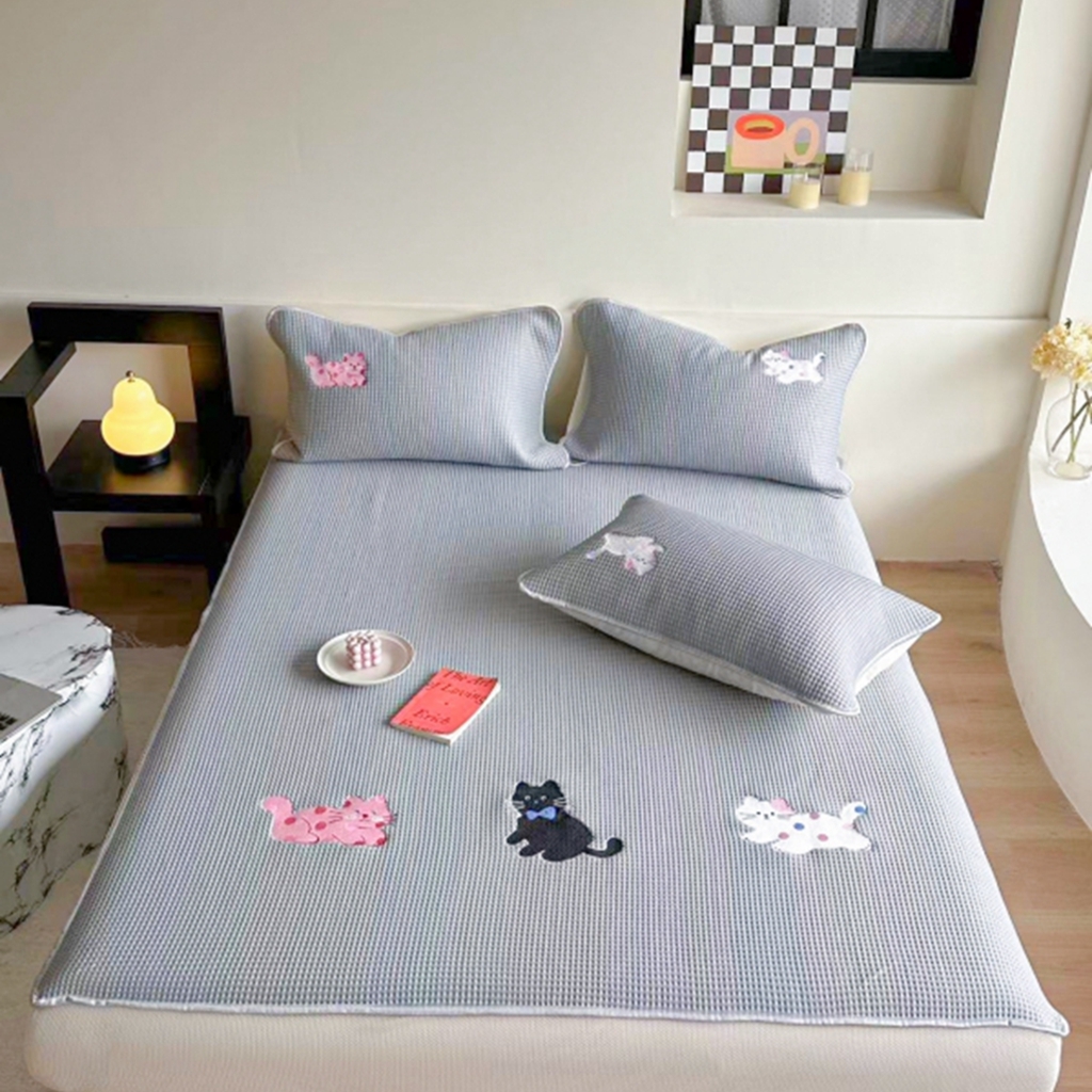 91家纺网 家纺一手货源 找家纺 柚子YOUTH 2025新款亲肤舒适冰豆豆凉感凉席席子 三只猫（床笠款）