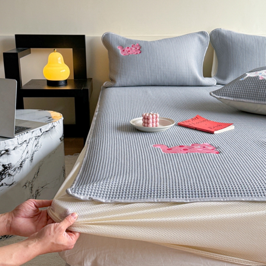 91家纺网 家纺一手货源 找家纺 柚子YOUTH 2025新款亲肤舒适冰豆豆凉感凉席席子 三只猫（床笠款）