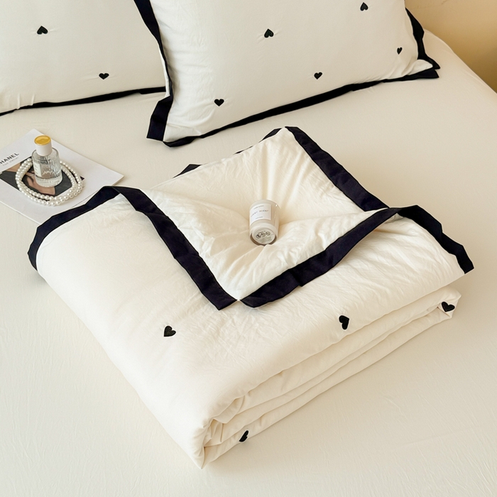 91家纺网 家纺一手货源 找家纺 米可 2025新款A类刺绣云朵棉夏被四件套 爱心-白