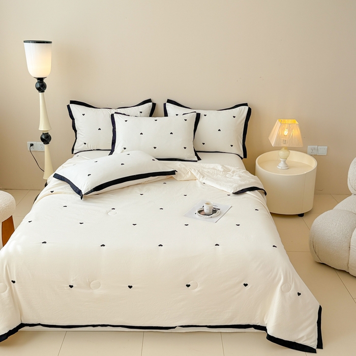 91家纺网 家纺一手货源 找家纺 米可 2025新款A类刺绣云朵棉夏被四件套 爱心-白