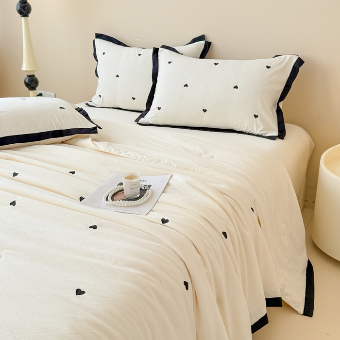 91家纺网 家纺一手货源 找家纺 米可 2025新款A类刺绣云朵棉夏被四件套 爱心-白