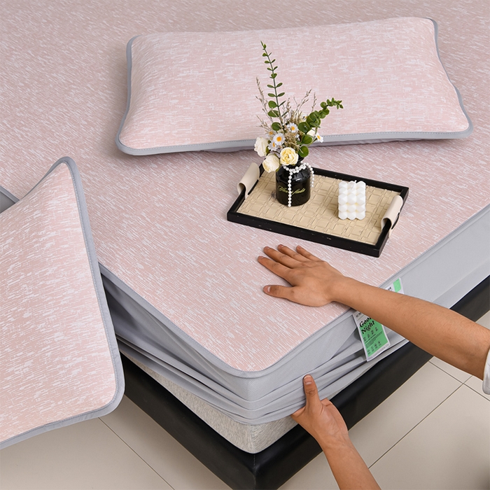 91家纺网 家纺一手货源 找家纺 芯诗曼家纺 2025新款三明治凉感丝提花冰丝席凉席三件套 莫兰-粉床笠款