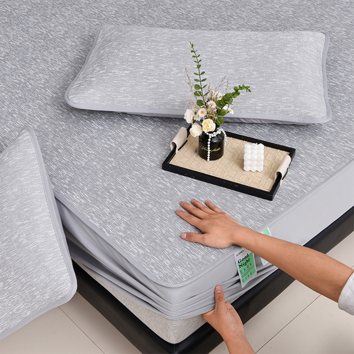 91家纺网 家纺一手货源 找家纺 芯诗曼家纺 2025新款三明治凉感丝提花冰丝席凉席三件套 莫兰-灰床笠款