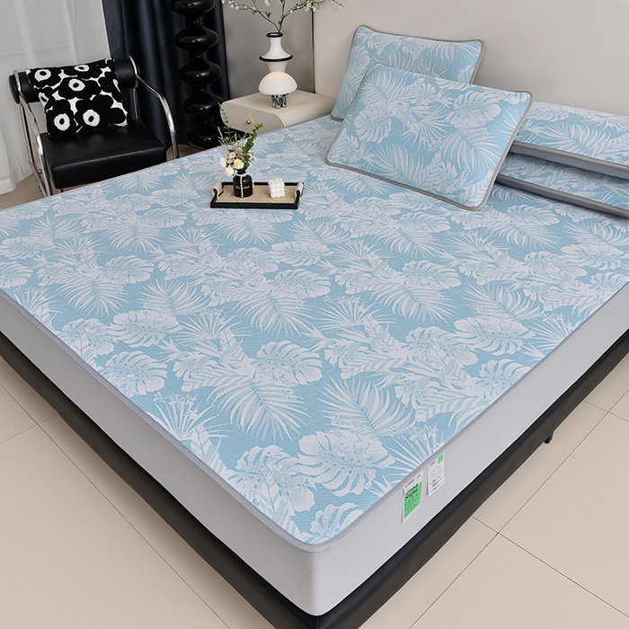 91家纺网 家纺一手货源 找家纺 芯诗曼家纺 2025新款三明治凉感丝提花冰丝席凉席三件套 叶语恋-蓝床笠款